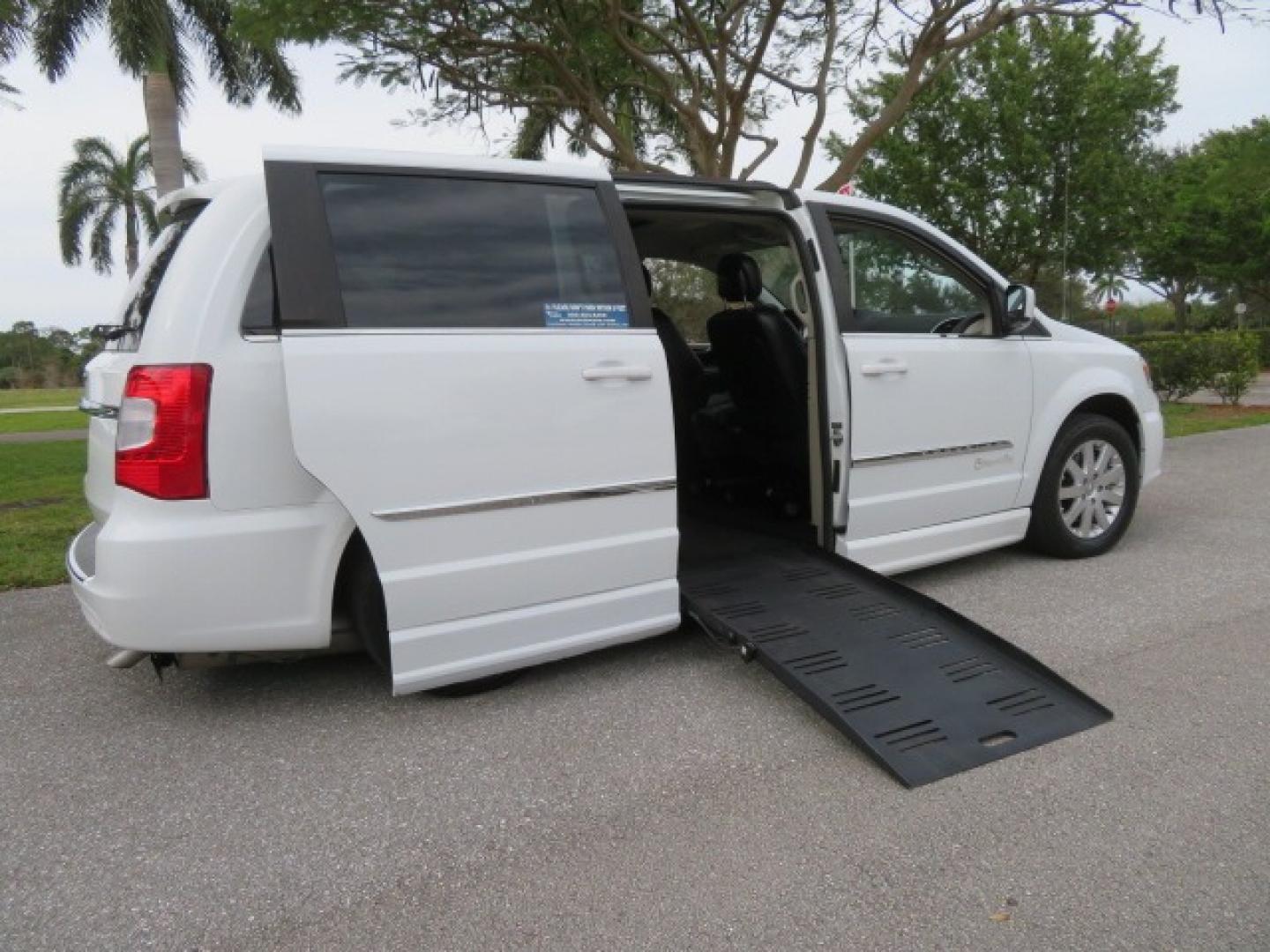 2014 White /Black Chrysler Town & Country (2C4RC1BG4ER) , located at 4301 Oak Circle #19, Boca Raton, FL, 33431, (954) 561-2499, 26.388861, -80.084038 - Photo#35